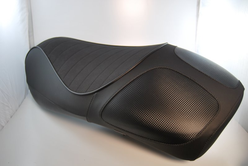[monoevo_cb_cb_cb_bk] ﻿Monositzbank "Evolution" für Vespa GTS﻿ (Carbon)