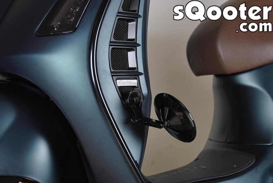 [Lüftergitter_Quellagio] ﻿Quellagio Spiegelhalterung am Beinschild für Vespa GTS 125-300. Set besteht aus 2x CNC Aluminium Teilen für Gepäckfach (Luftauslass) und Befestigung für Lenkerendenspiegel. (Ohne Spiegel)﻿