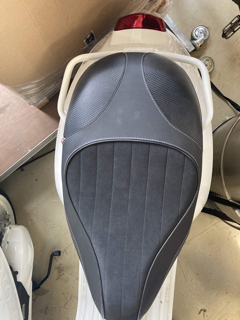 [MonoEvoPV_wt_CB_CB_bk] Sitzbank MonoEvoPV Carbon Optik für Primavera 125 (Achtung Verschluss ist bei 50 und 125cc unterschiedlich!) (weiss)