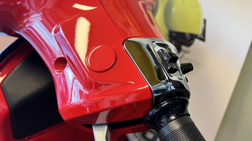 Abdeckung Spiegelloch Quellagio, links&rechts, für Vespa GTS 125-300ccm (ab MY23!) Kunststoff, lackiert div. Farben